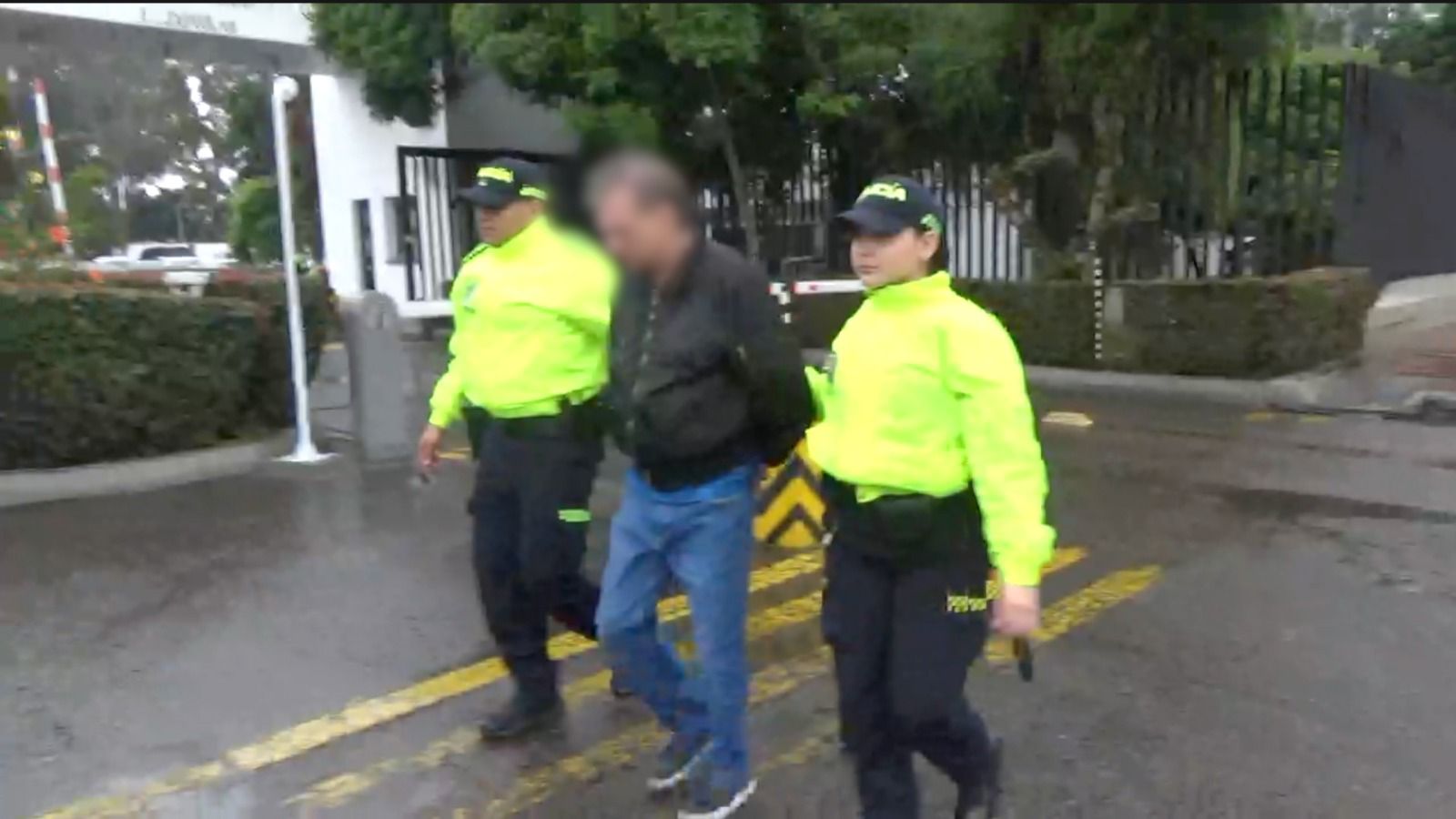 Un hombre capturado junto a dos policías