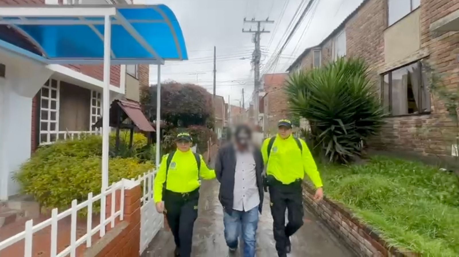 Un hombre capturado junto a dos policías 