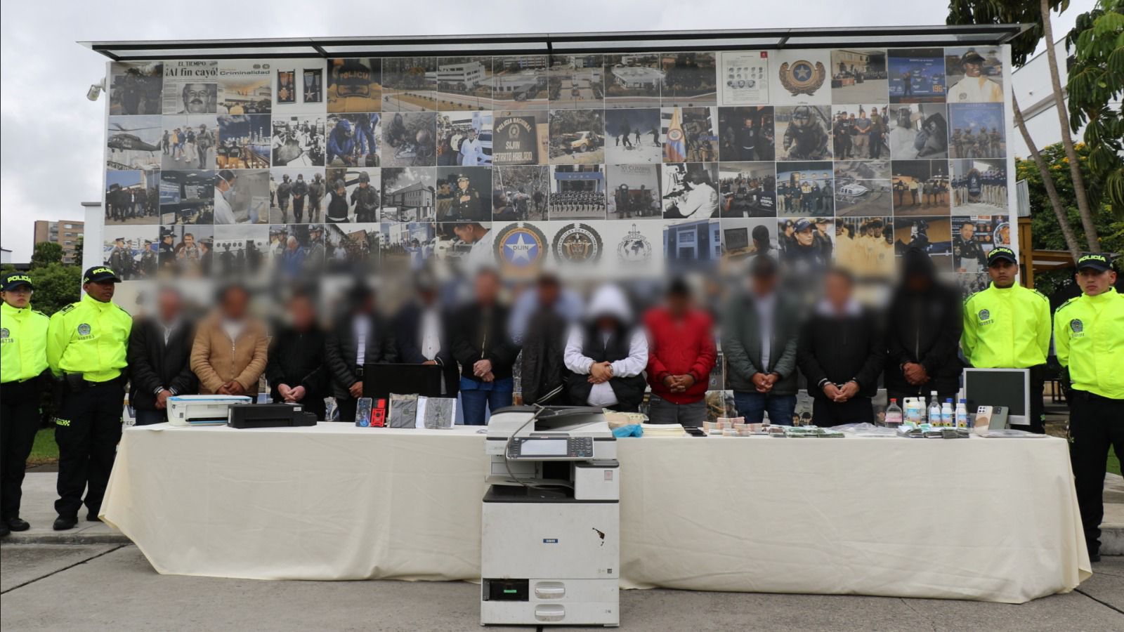 Grupo de 12 capturados junto a cuatro policías