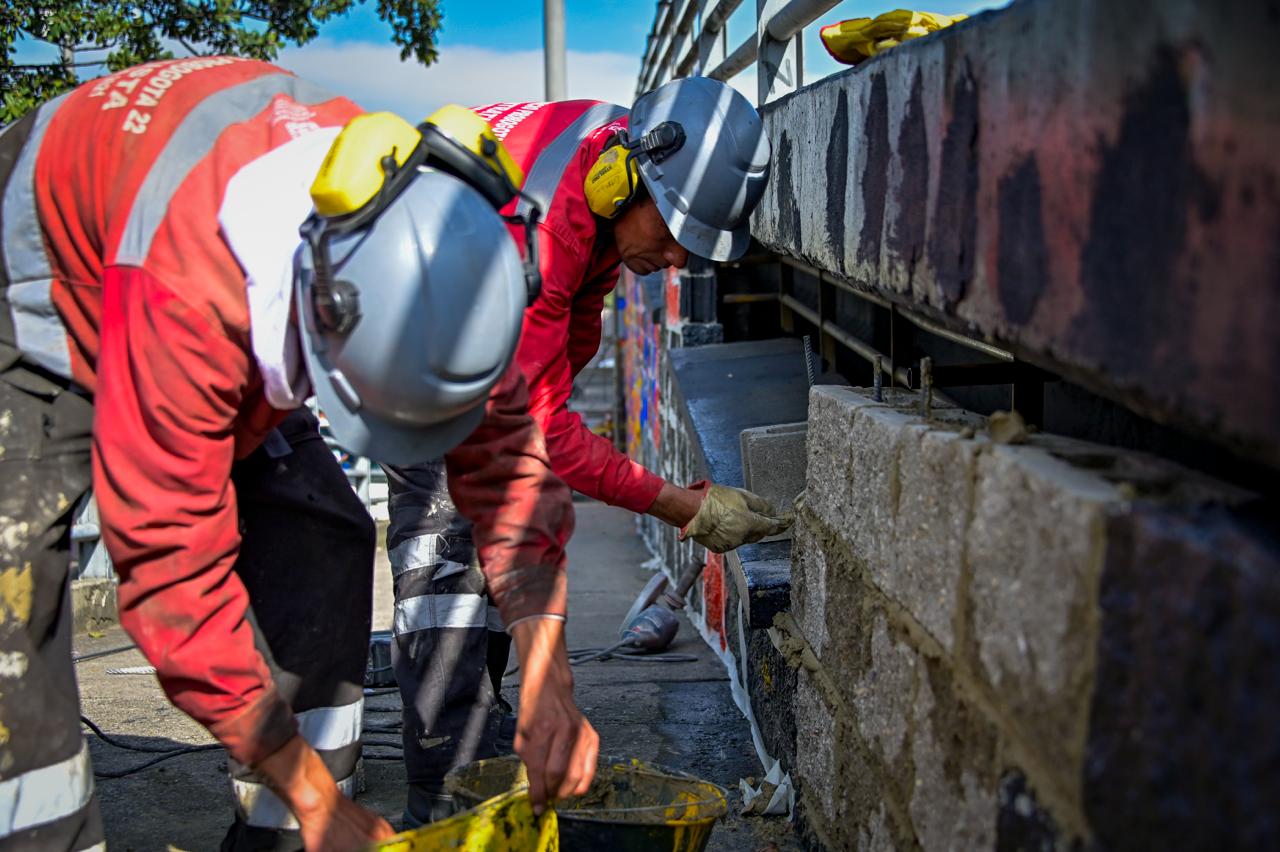 Delincuentes se quedaron sin escondite: fueron sellados huecos en puente de la NQS con calle 19
