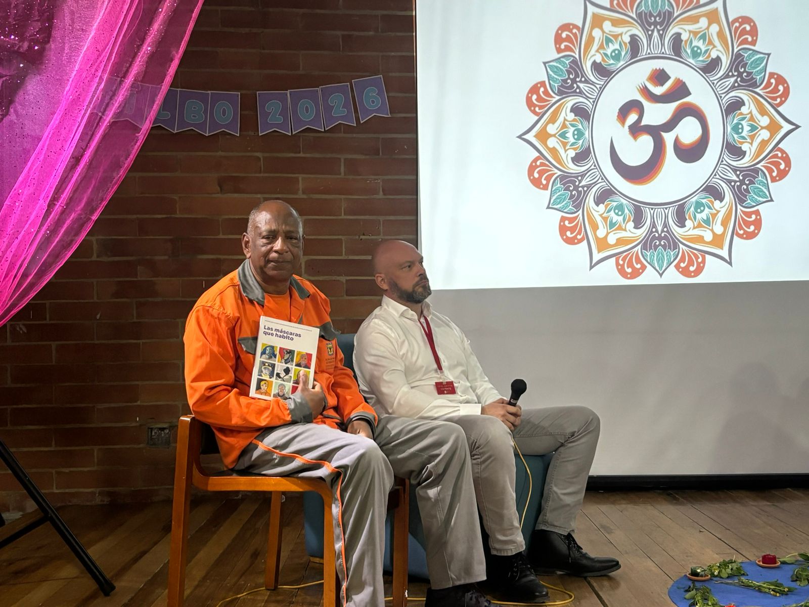 Pagando por sus delitos también se escriben nuevas historias: así se vivió la literatura en la Cárcel Distrital con el poeta Hugo Mujica Dos hombres sentados en una silla