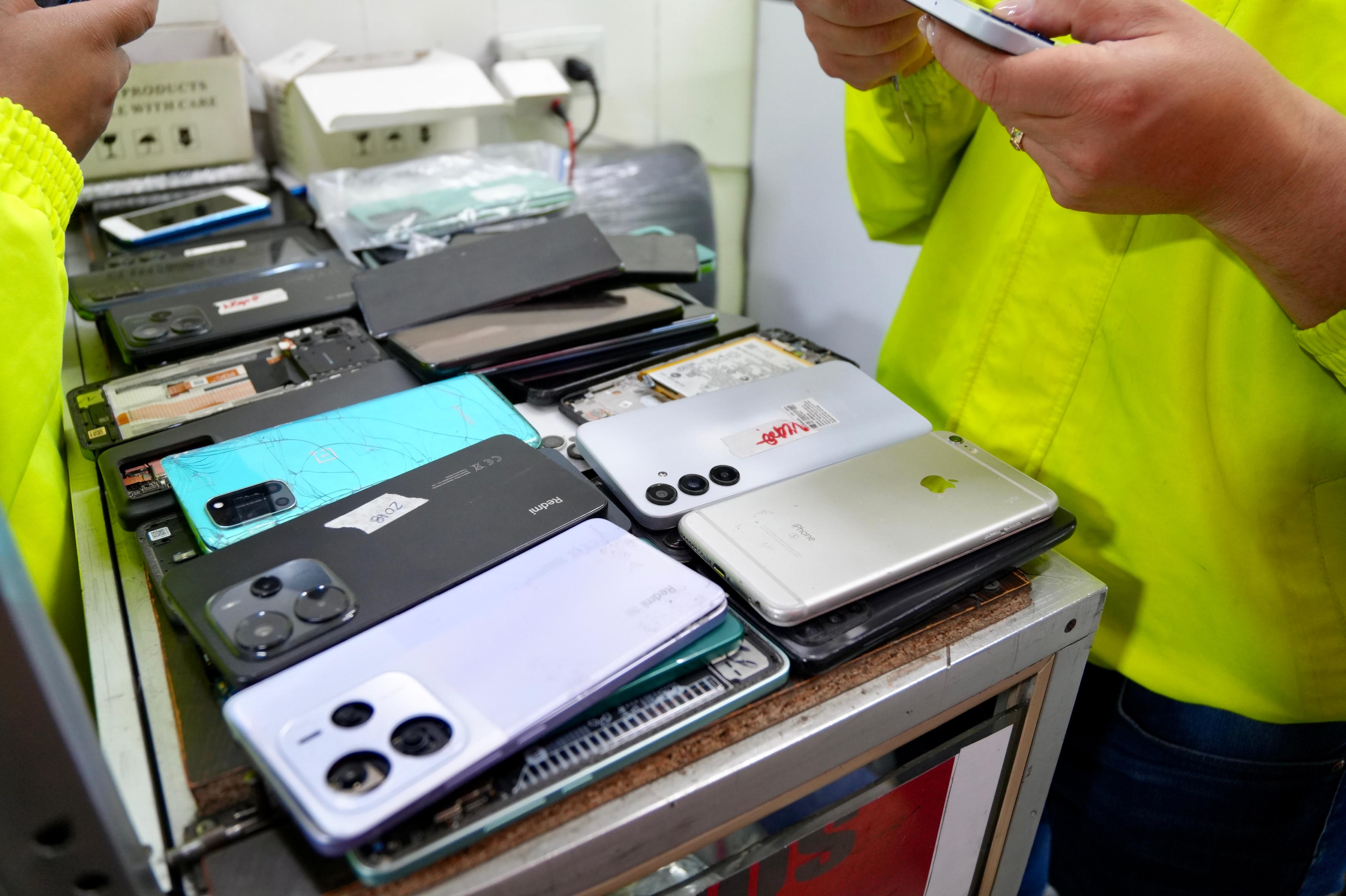 Incautados más de 40 celulares con reporte de hurto y manipulación ilegal en un operativo en San Victorino