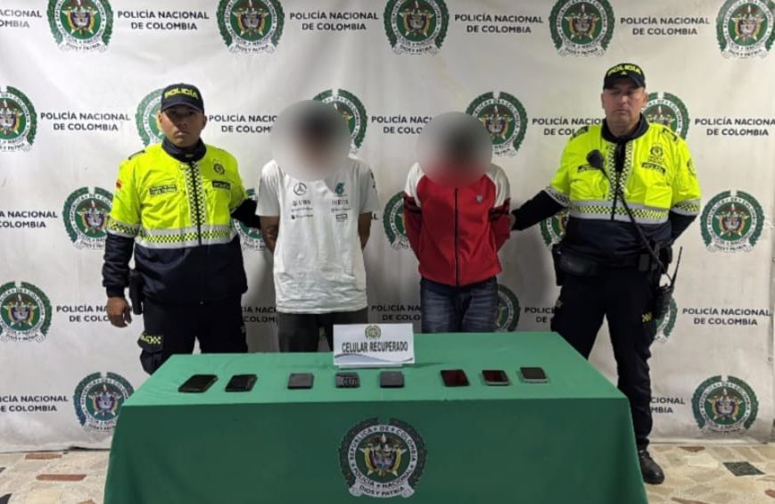 Dos capturados tras hurtar a pasajeros de un bus en Kennedy: recuperados 8 celulares