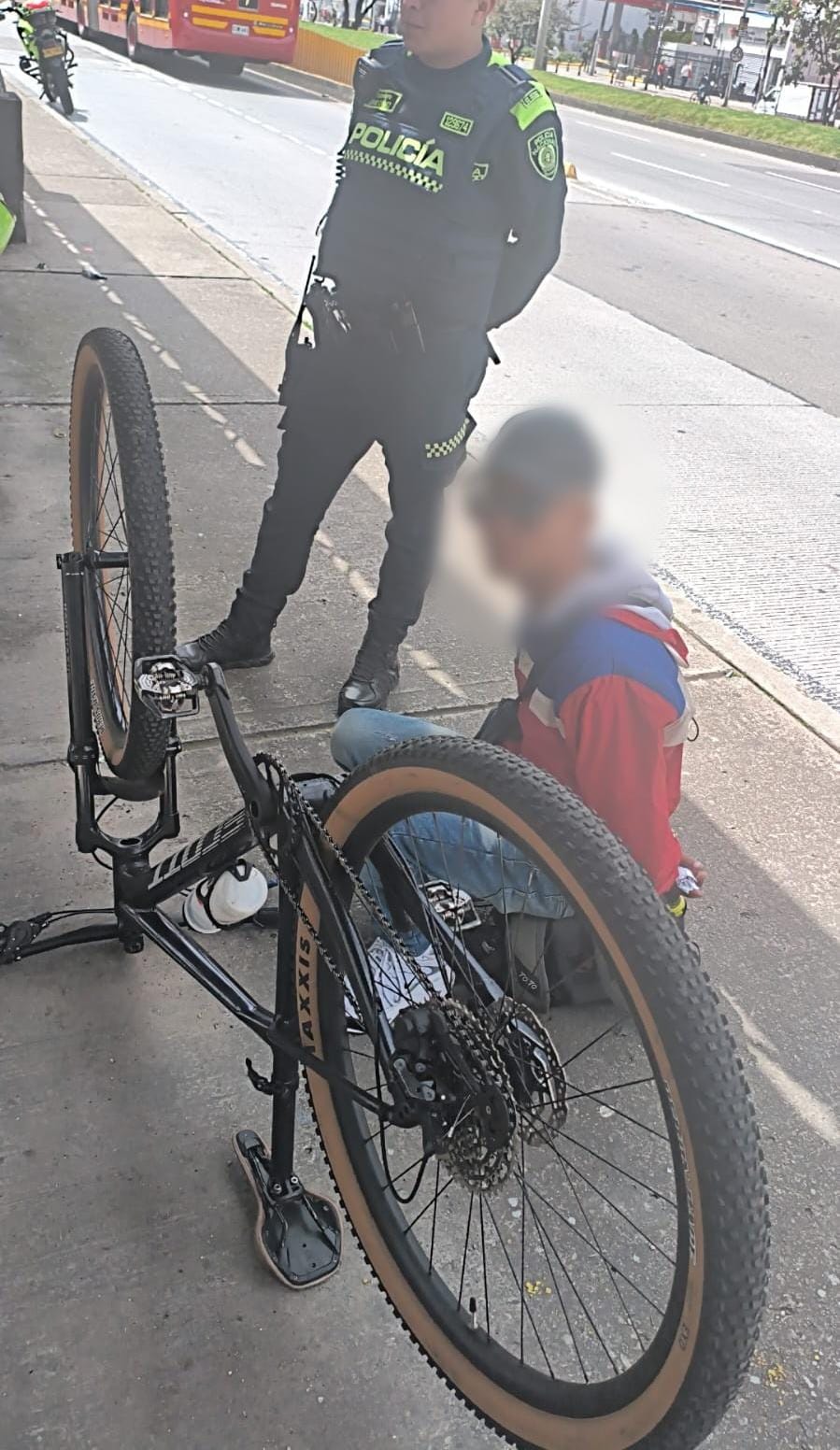Pretendía escapar en un bus articulado con una bicicleta hurtada y fue capturado en flagrancia Pretendía escapar en un bus articulado con una bicicleta hurtada y fue capturado en flagrancia