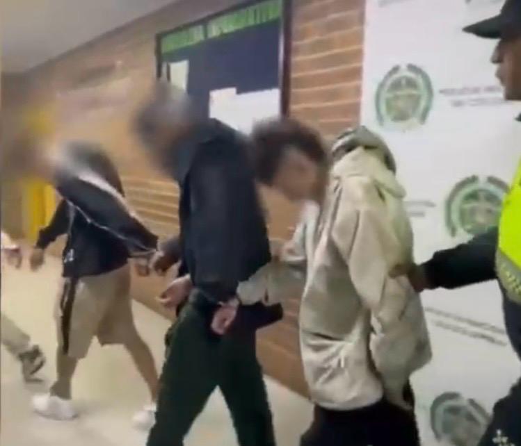 Capturados por hurtar celulares y esconderlos en compartimientos envueltos en aluminio