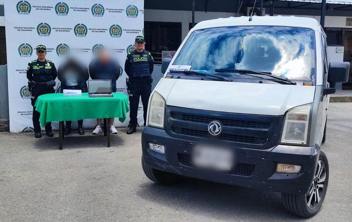Dos personas capturadas junto a dos policías y una camioneta
