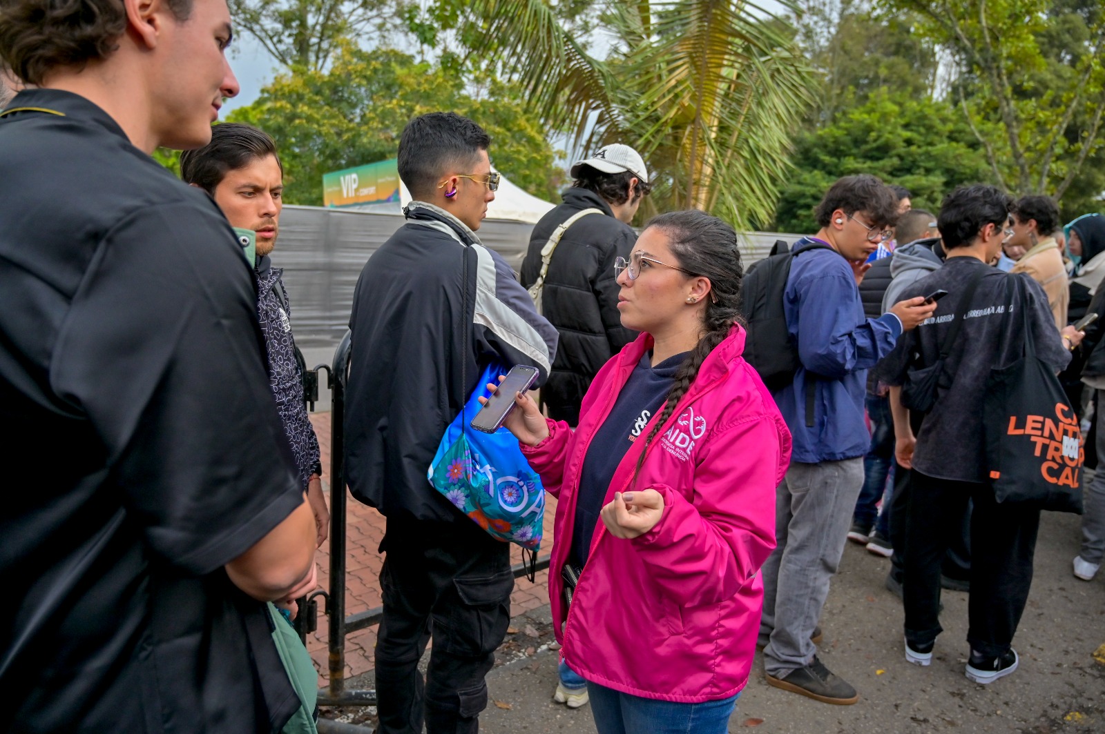 Una mujer funcionaria de AIDE hablando con varias personas
