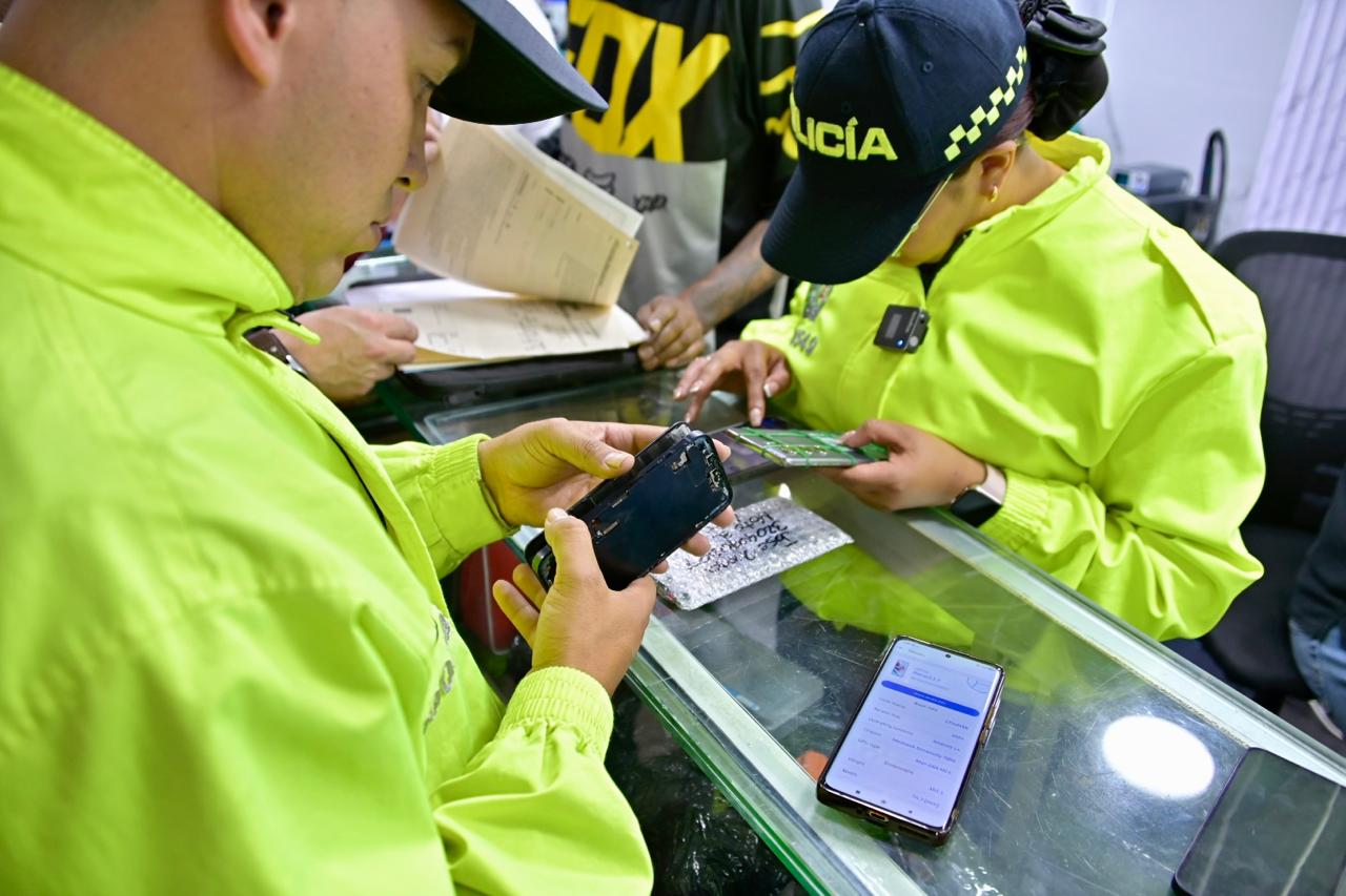 Incautados 21 celulares con reporte de hurto y manipulación en operativo en la Calle 13 en Bogotá