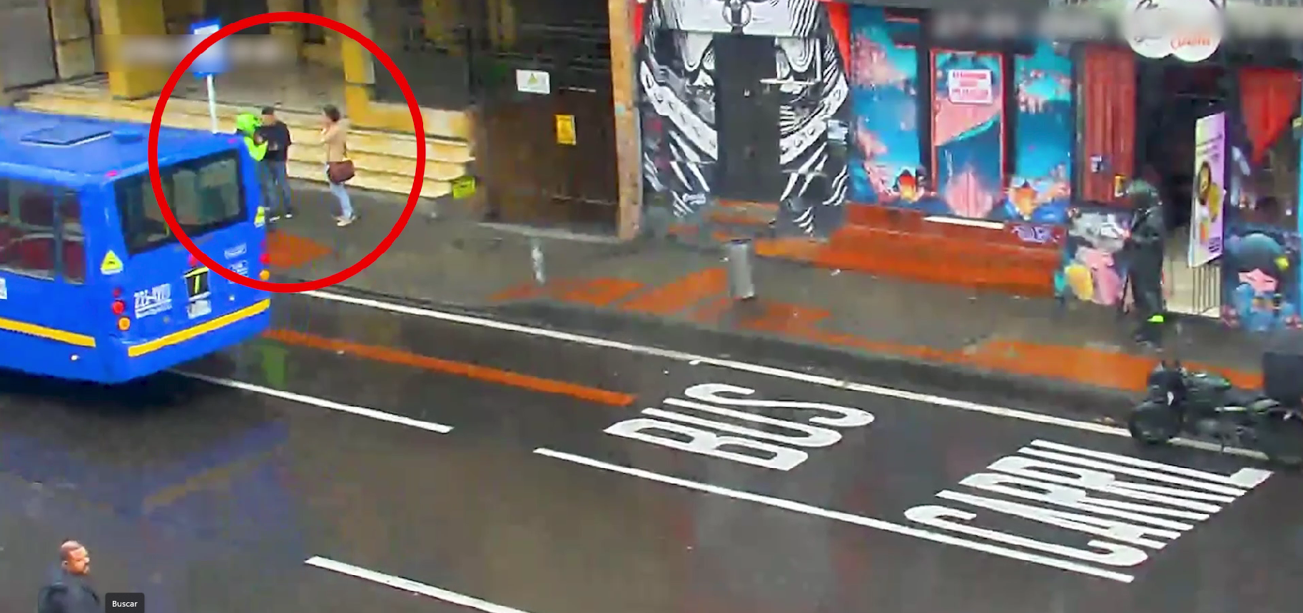 Carros y personas transitando por la calle