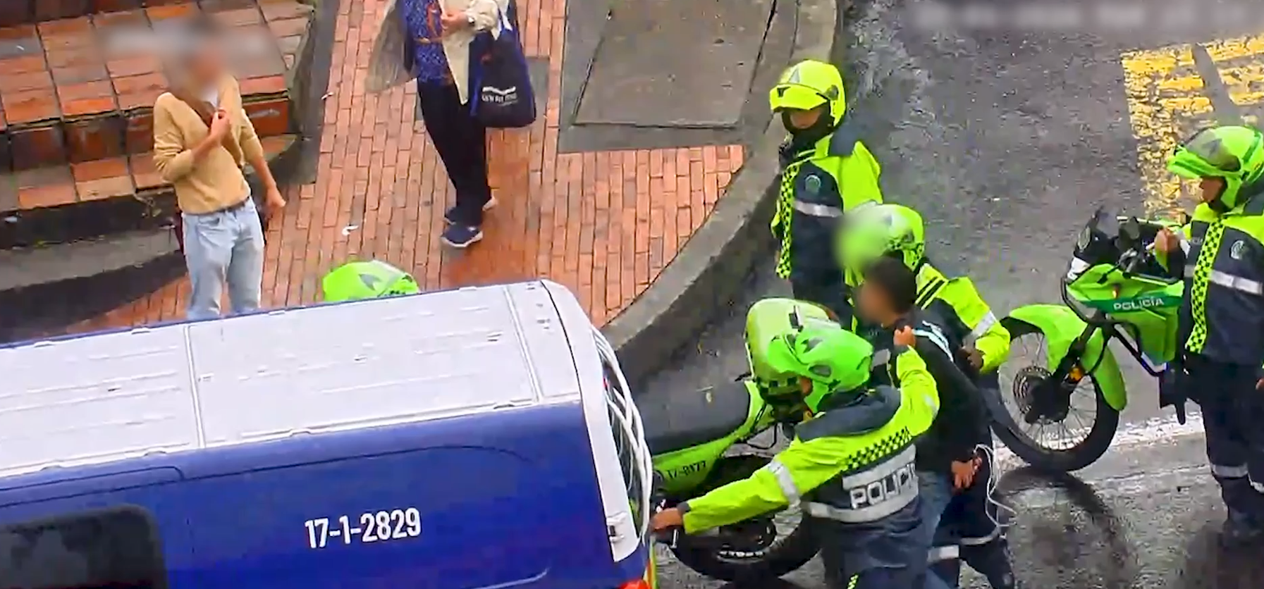 Policías deteniendo a un hombre en la calle