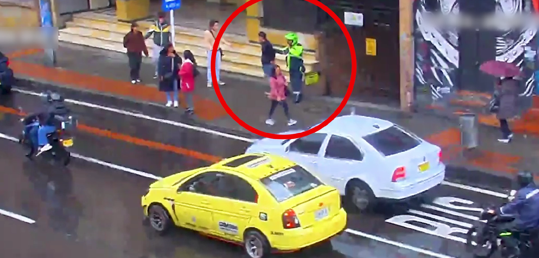 Carros, motos y personas transitando por la calle