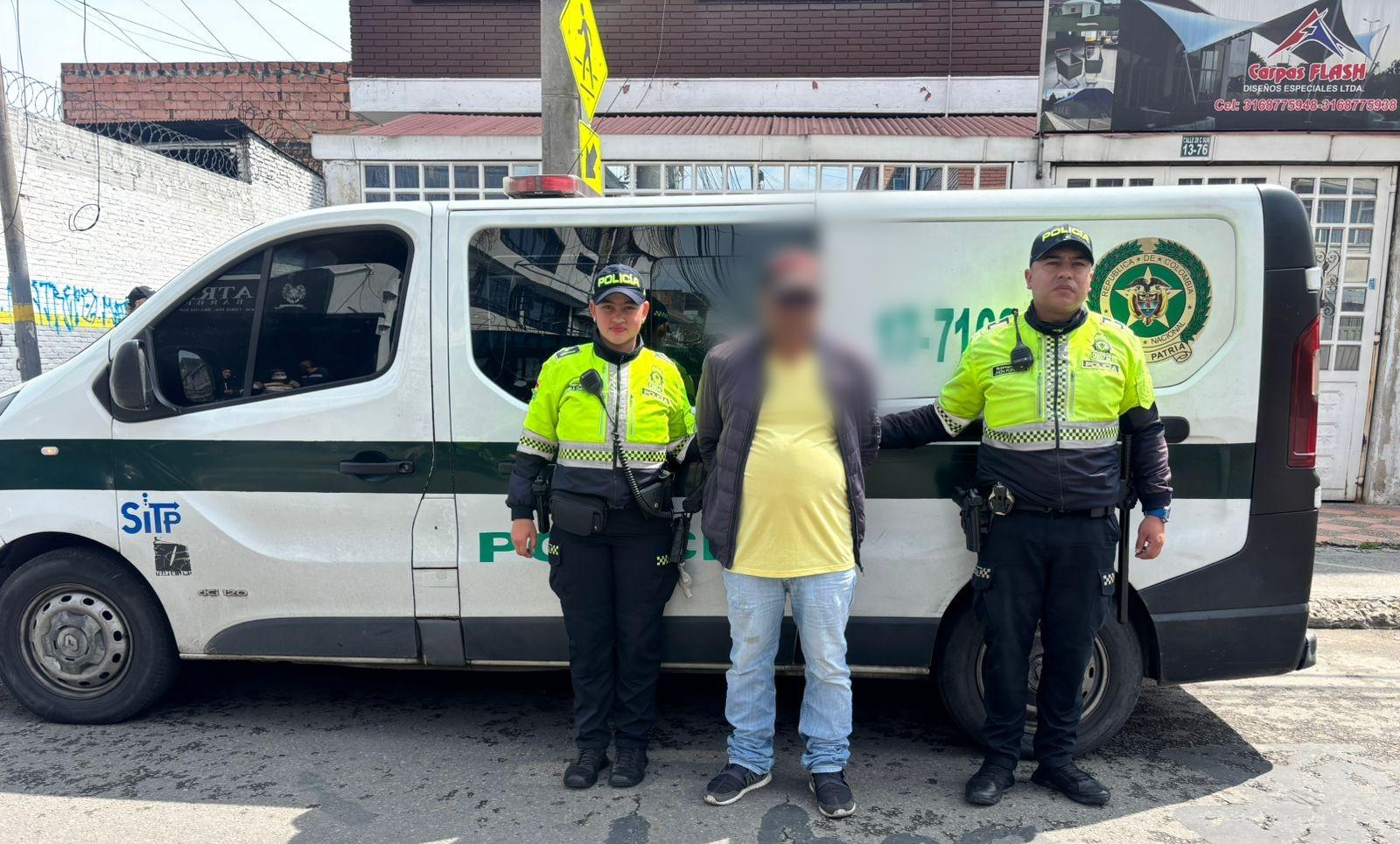 Un hombre capturado junto a dos policías 