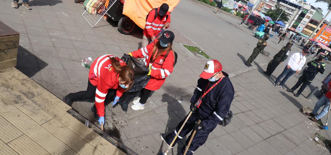 Limpieza Plazoleta de la Mariposa.