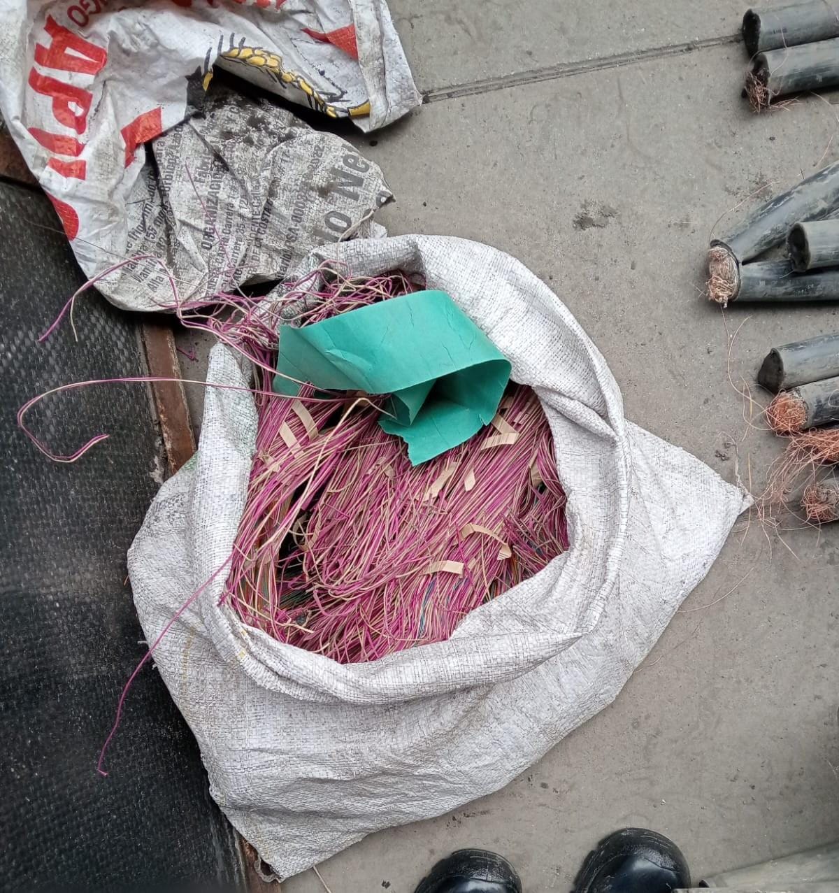 Atrapados bajo tierra hurtando cable de cobre: así cayeron ‘Los Topos’ en el transporte masivo