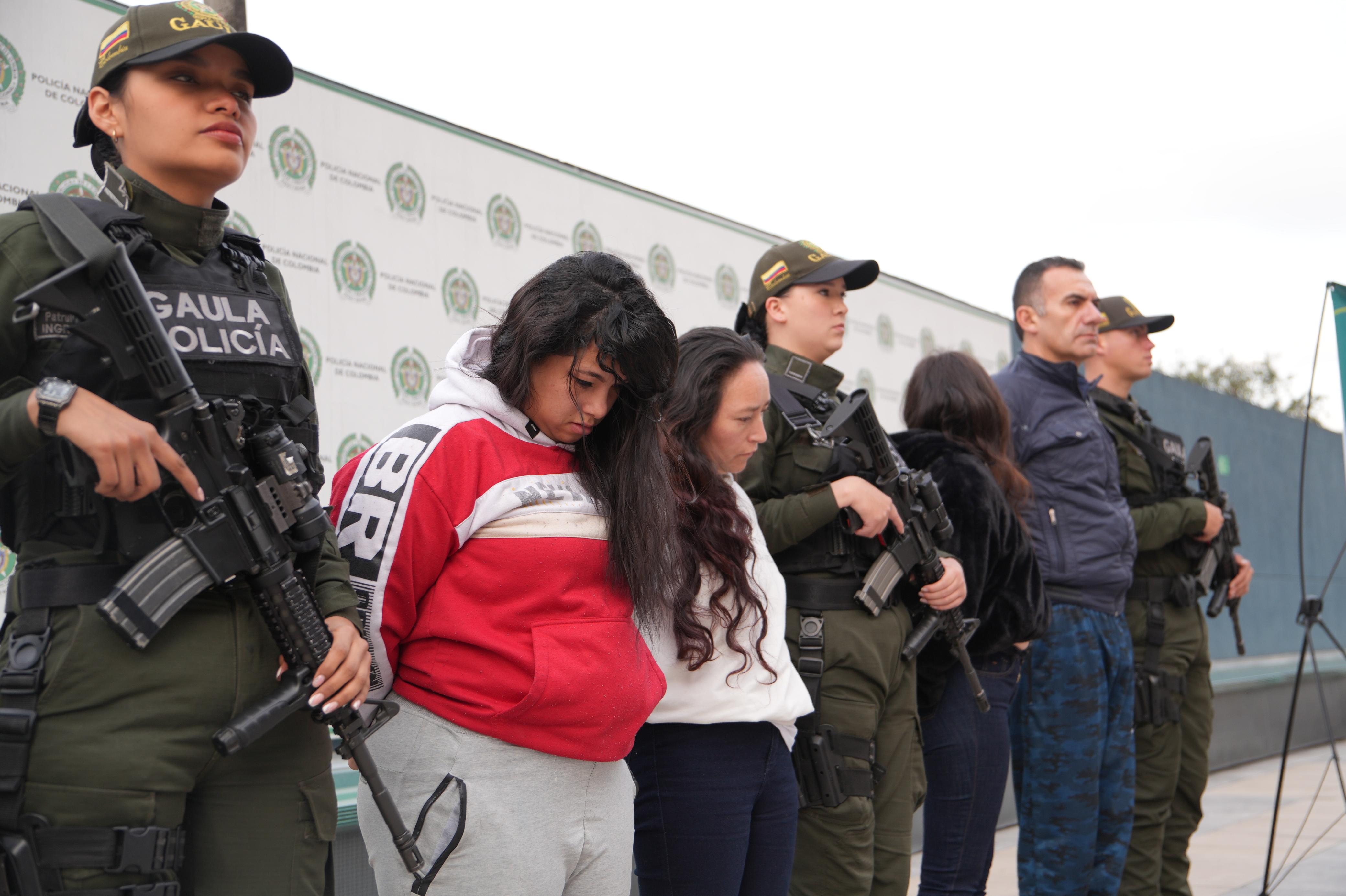 Cayeron ‘Los Pepos’, desde la cárcel creaban falsos perfiles en redes sociales y cuentas bancarias para extorsionar  Este grupo delincuencial llegó a recaudar por esta modalidad delictiva hasta 1.000 millones de pesos.   Bogotá sigue de frente contra el crimen y la extorsión. En las últimas horas el Grupo de Acción Unificada para la Libertad Personal (GAULA) en coordinación con la Fiscalía General de la Nación, lograron materializar mediante orden judicial la captura de dos hombres y tres mujeres por los delitos de concierto para delinquir y extorsión agravada.   Luego de 8 meses de investigación, los uniformados lograron evidenciar el actuar criminal de estos delincuentes, quienes creando falsos perfiles en redes sociales y bajo la modalidad de falsa encomienda desde un centro carcelario, realizaban exigencias económicas desde $200.000 mil y hasta 5 millones de pesos.   De igual manera, ofrecían falsos servicios sexuales a través de estas plataformas. Posteriormente, contactaban a sus víctimas haciéndose pasar por falsos funcionarios públicos, manifestándoles que a cambio de no ser capturados debían consignar una alta suma de dinero.   Alias Camilo, cabecilla de esta estructura delincuencial, actualmente se encuentra privado de la libertad en un centro carcelario por el delito de hurto y tráfico de estupefacientes. Desde este lugar coordinaba todo el actuar criminal, creando los falsos perfiles en redes sociales y cuentas bancarias, utilizando documentos de otras personas.   De igual manera, alias Marlon, segundo al mando de este grupo delincuencial, sería el encargado de manejar el dinero recaudado producto de las extorsiones. También estaba ‘Maritza’, esposa de alias Camilo, quien dentro de esta estructura se encargaba de recibir el dinero de las víctimas y de los demás recaudadores.   En estas dos diligencias de allanamiento y registro efectuadas en el municipio de Soacha y labores de verificación en calle en las ciudades de Neiva y Medellín. Se les incautó 13 celulares, 14 baucher de consignación, 14 SIM Car