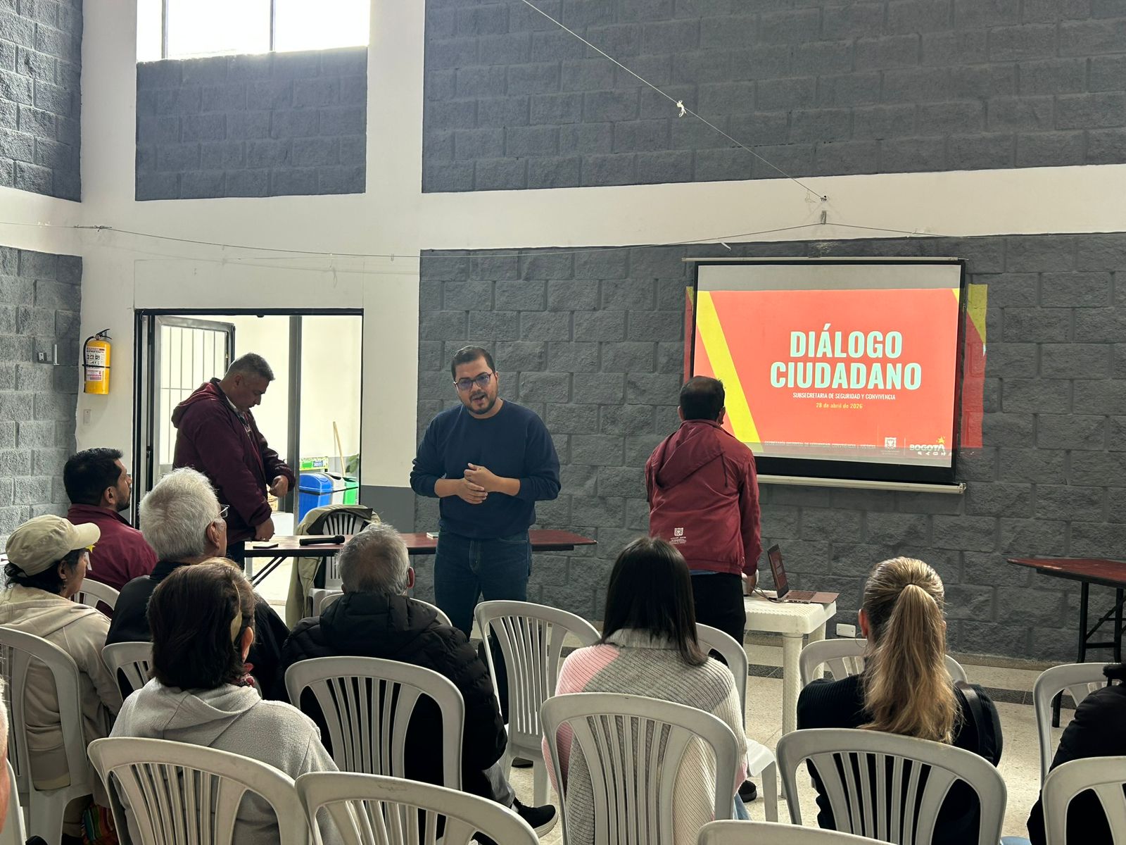 Manejo adecuado de residuos para mejorar la seguridad, tema central de un nuevo diálogo ciudadano entre Distrito y comunidad del barrio La Estancia