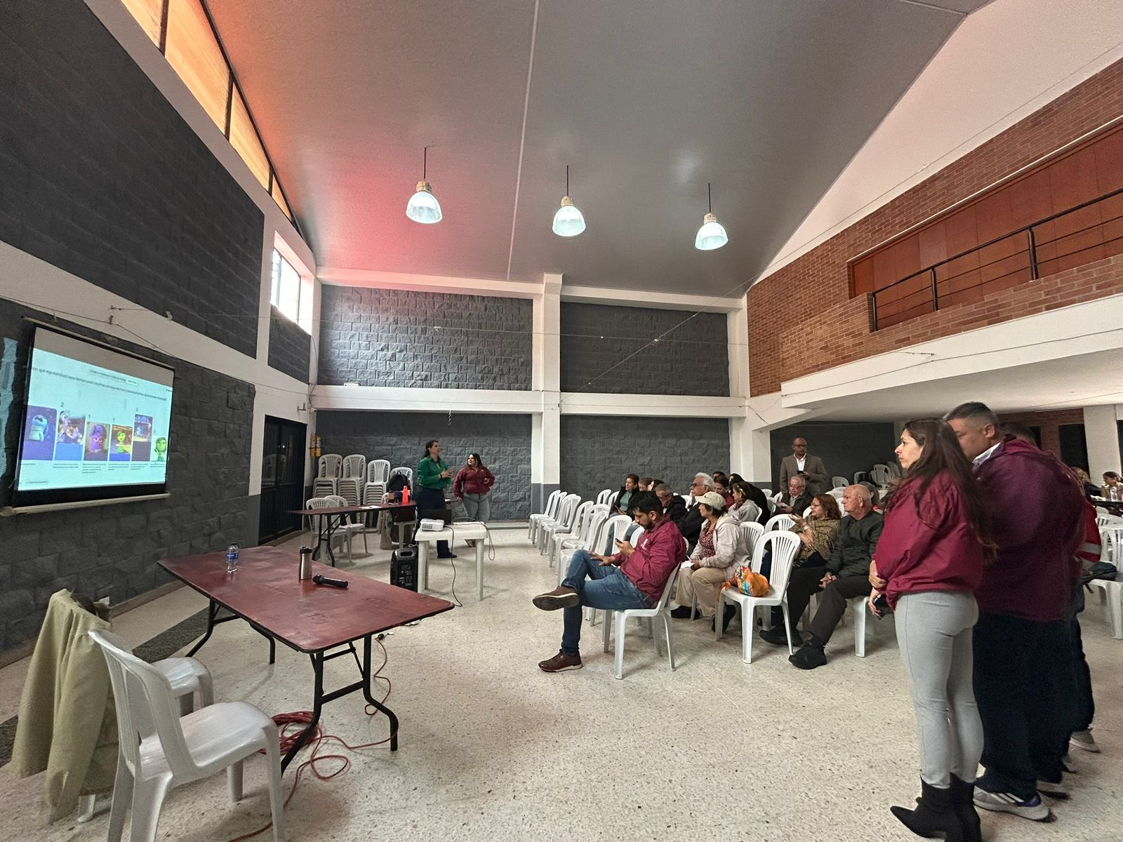 Manejo adecuado de residuos para mejorar la seguridad, tema central de un nuevo diálogo ciudadano entre Distrito y comunidad del barrio La Estancia