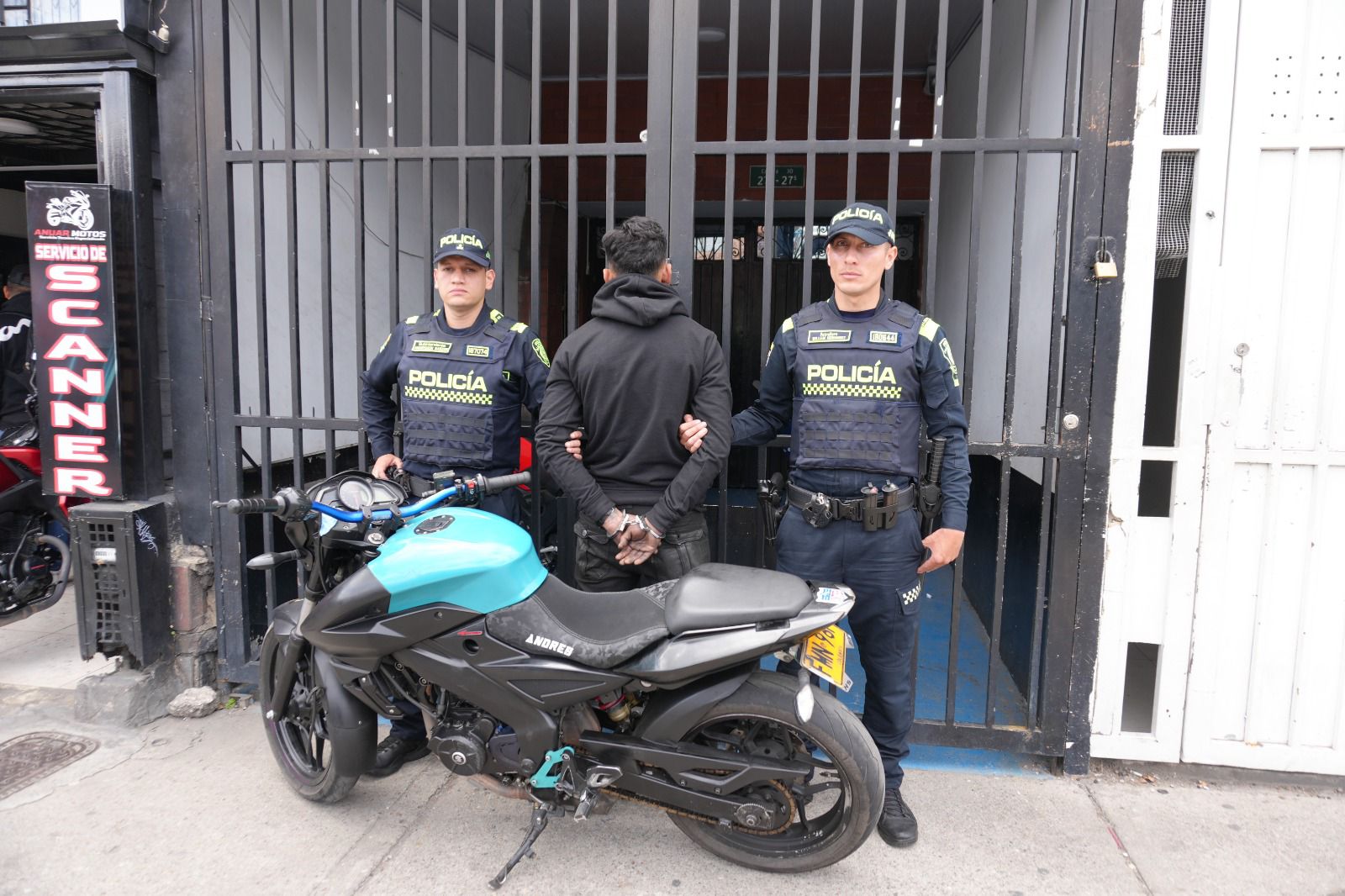 Cuatro capturados, tres motos recuperadas y 12 establecimientos sellados: así fue el megaoperativo en la av. Primero de Mayo