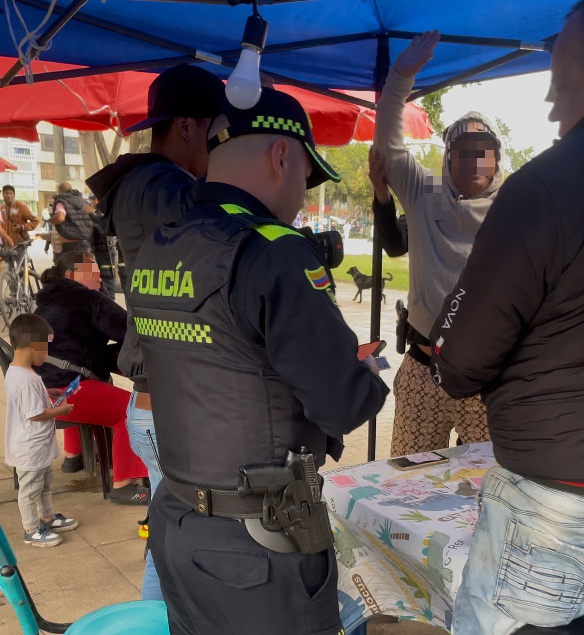 Estupefacientes, armas blancas y cervezas vencidas decomisadas deja megatoma en Bellavista, Kennedy