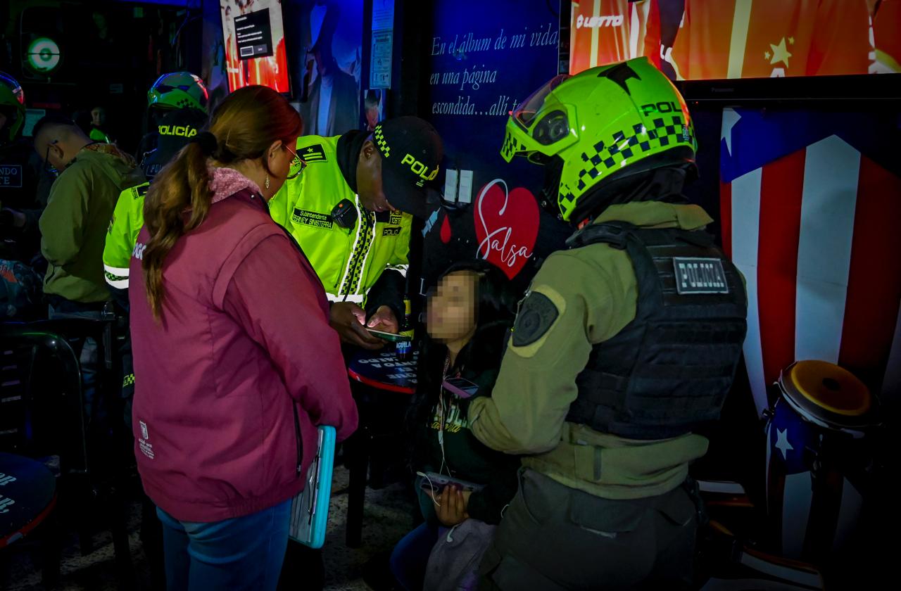 Megatoma en Bosa: hallan a una menor consumiendo licor junto a su padre en un bar