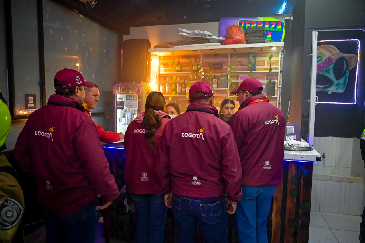 Megatoma en Bosa: hallan a una menor consumiendo licor junto a su padre en un bar