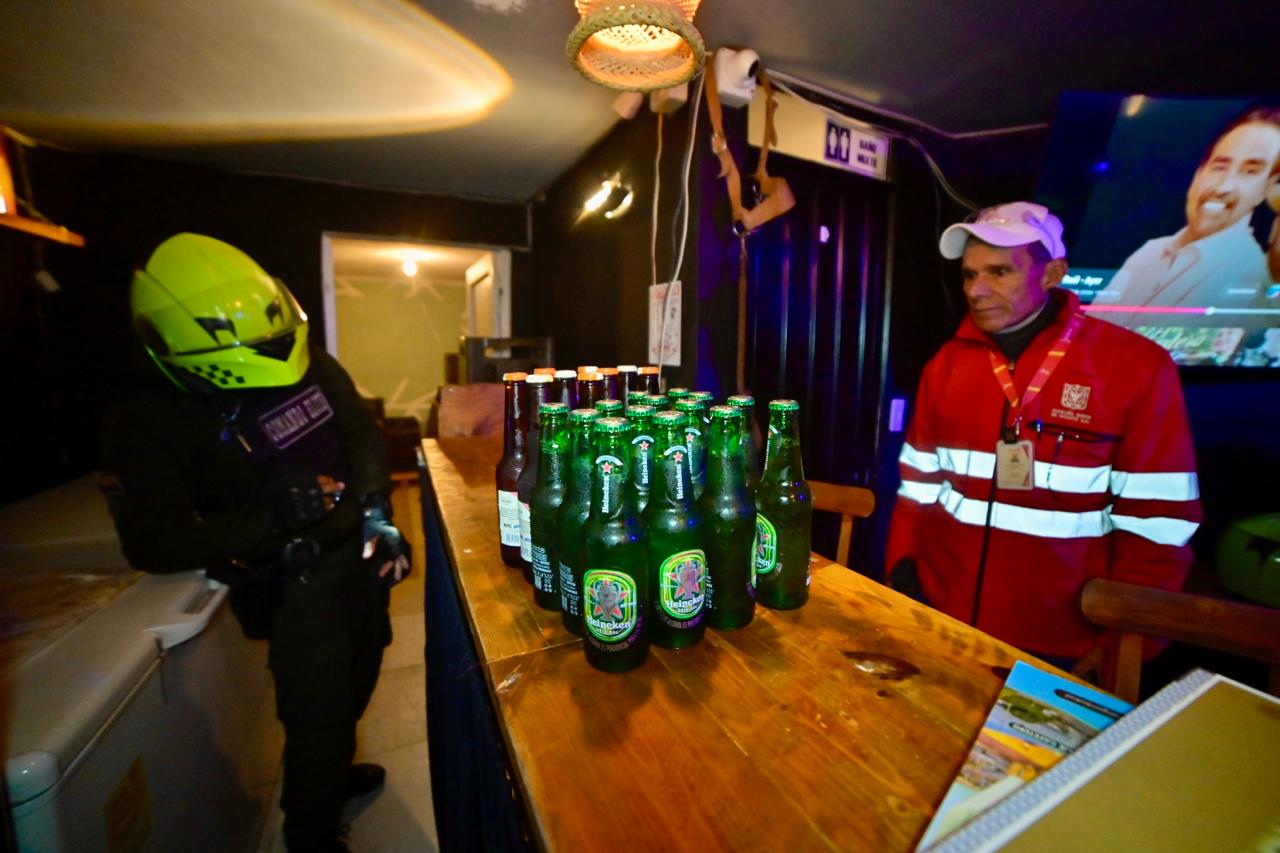 Al descubierto decenas de cervezas vencidas desde 2024 que estaban siendo comercializadas a clientes en bares de Fontibó