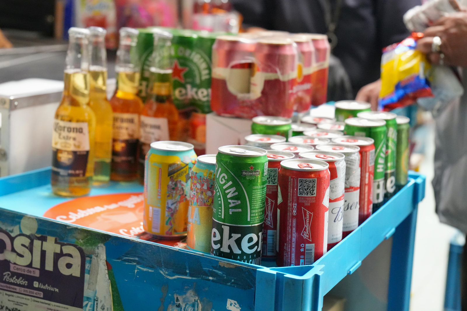 Incautados licor adulterado y cervezas vencidas en megatomas en Kennedy y San Cristóbal