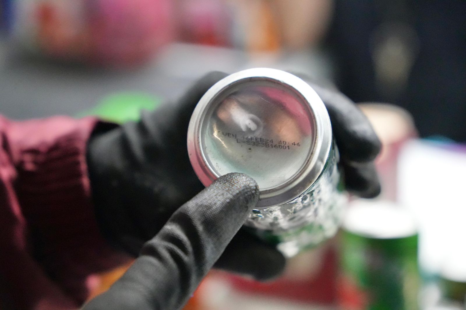 Incautados licor adulterado y cervezas vencidas en megatomas en Kennedy y San Cristóbal