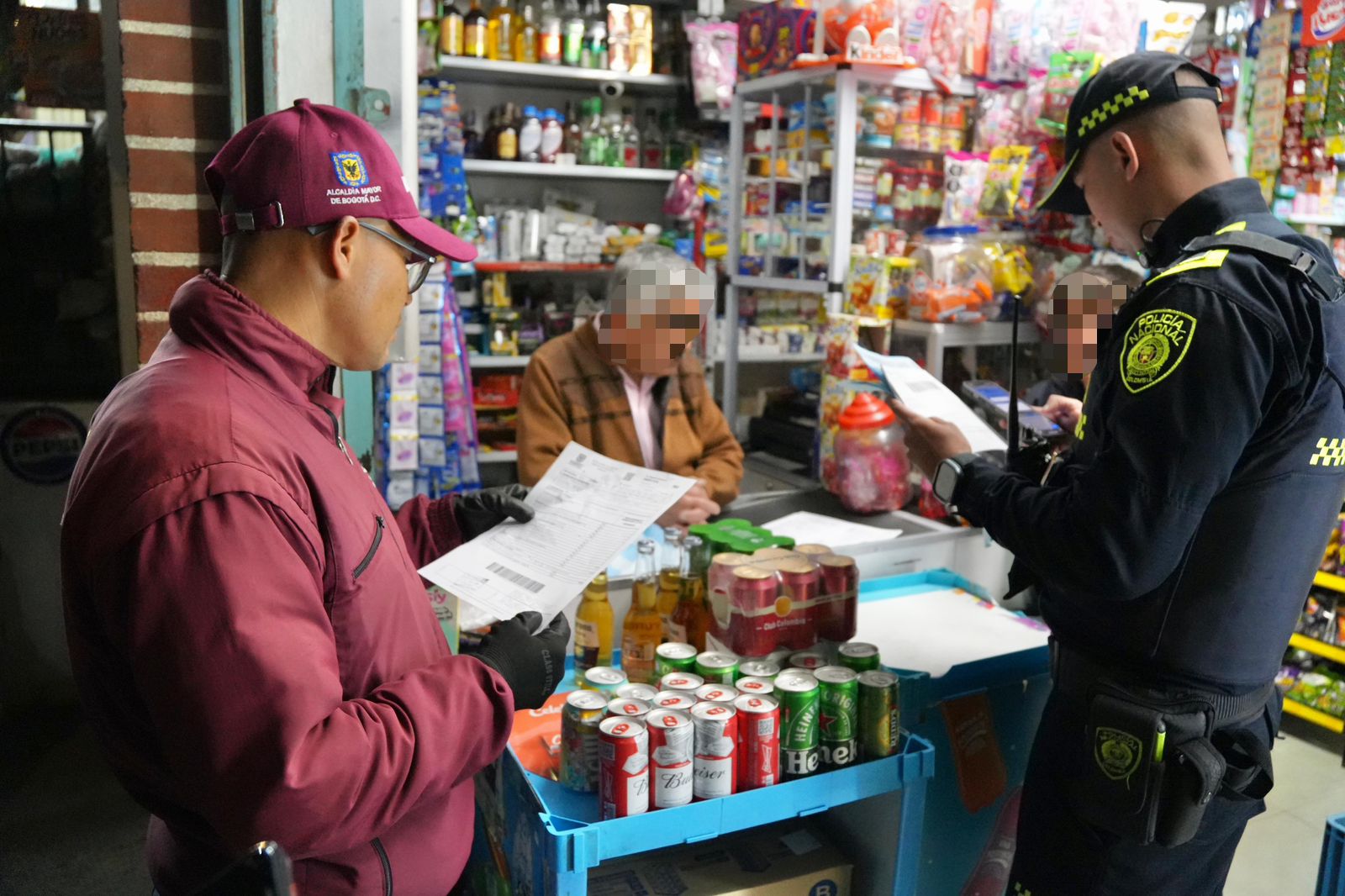 Incautados licor adulterado y cervezas vencidas en megatomas en Kennedy y San Cristóbal