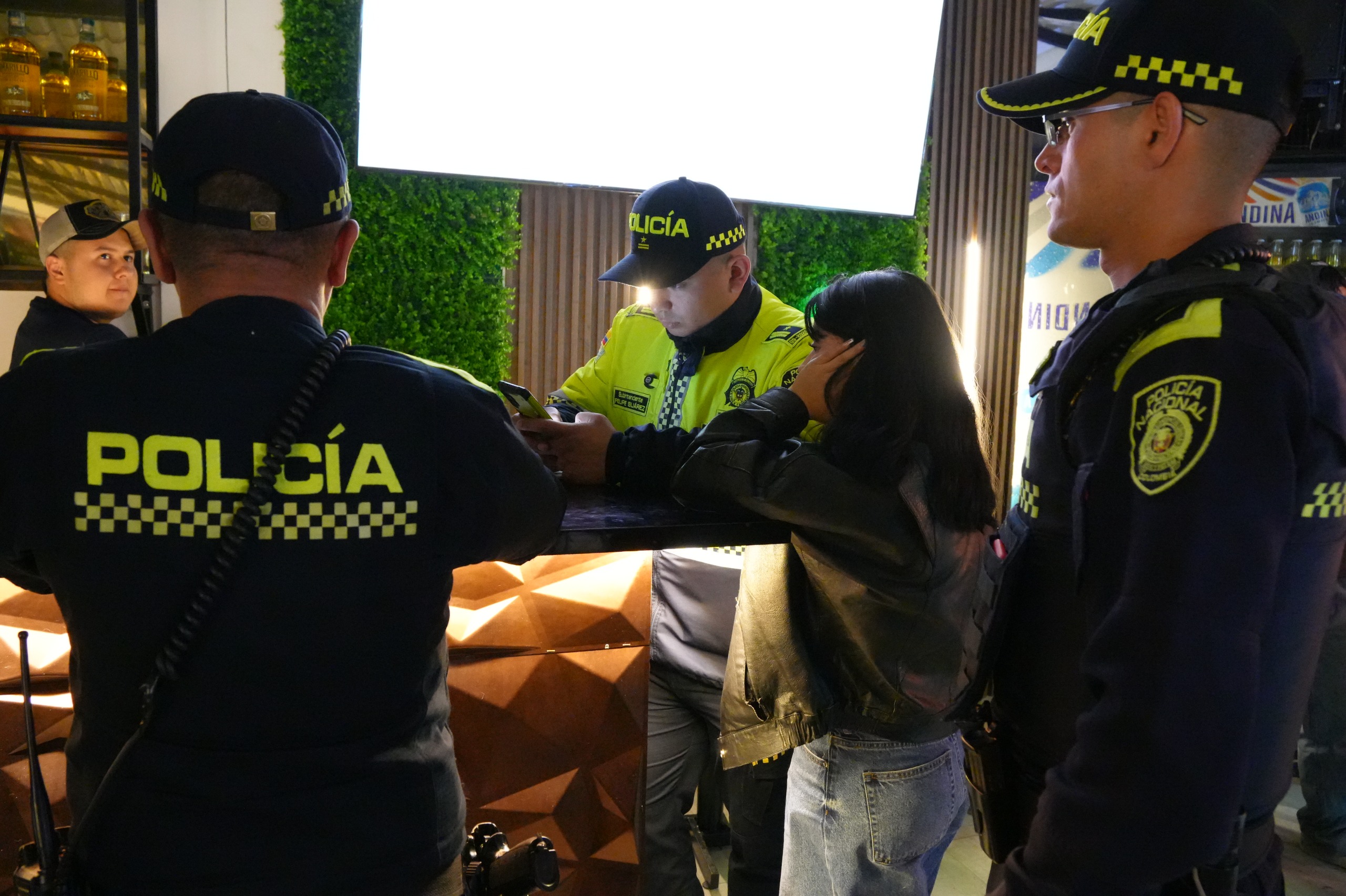 Menores de edad sorprendidas consumiendo alcohol en bar de la zona universitaria de Chapinero