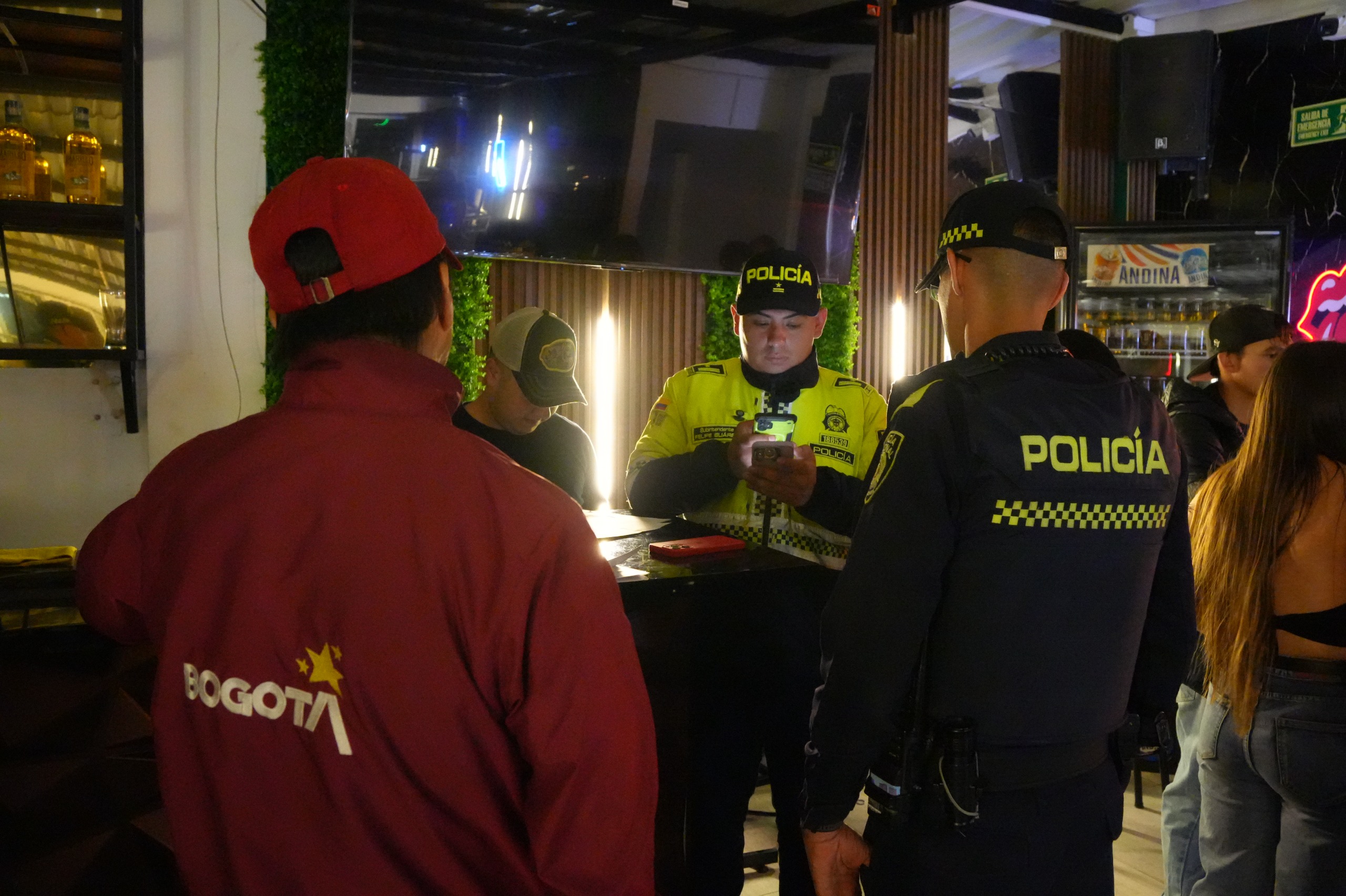 Menores de edad sorprendidas consumiendo alcohol en bar de la zona universitaria de Chapinero