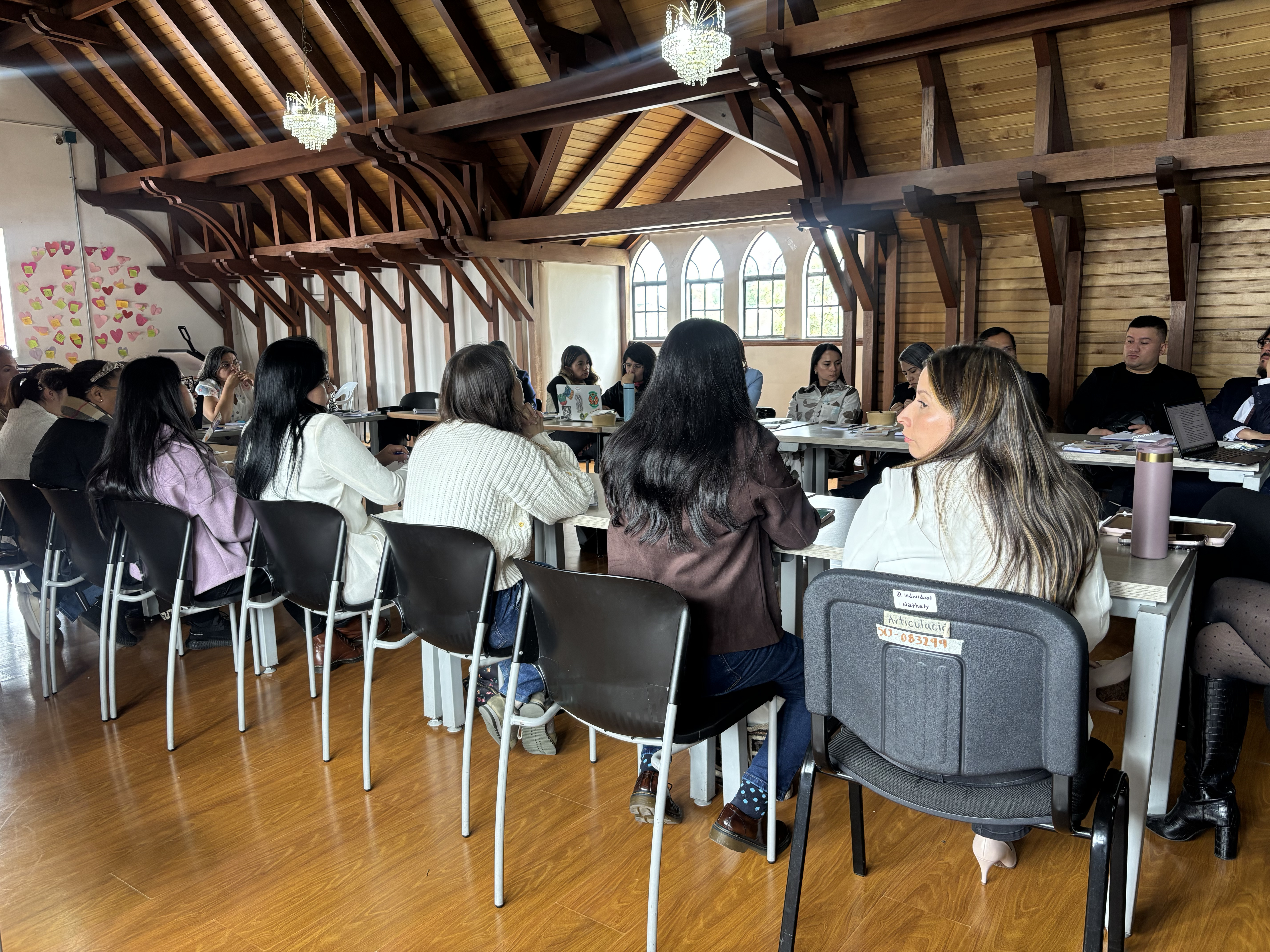Hombres y mujeres sentados en una reunión
