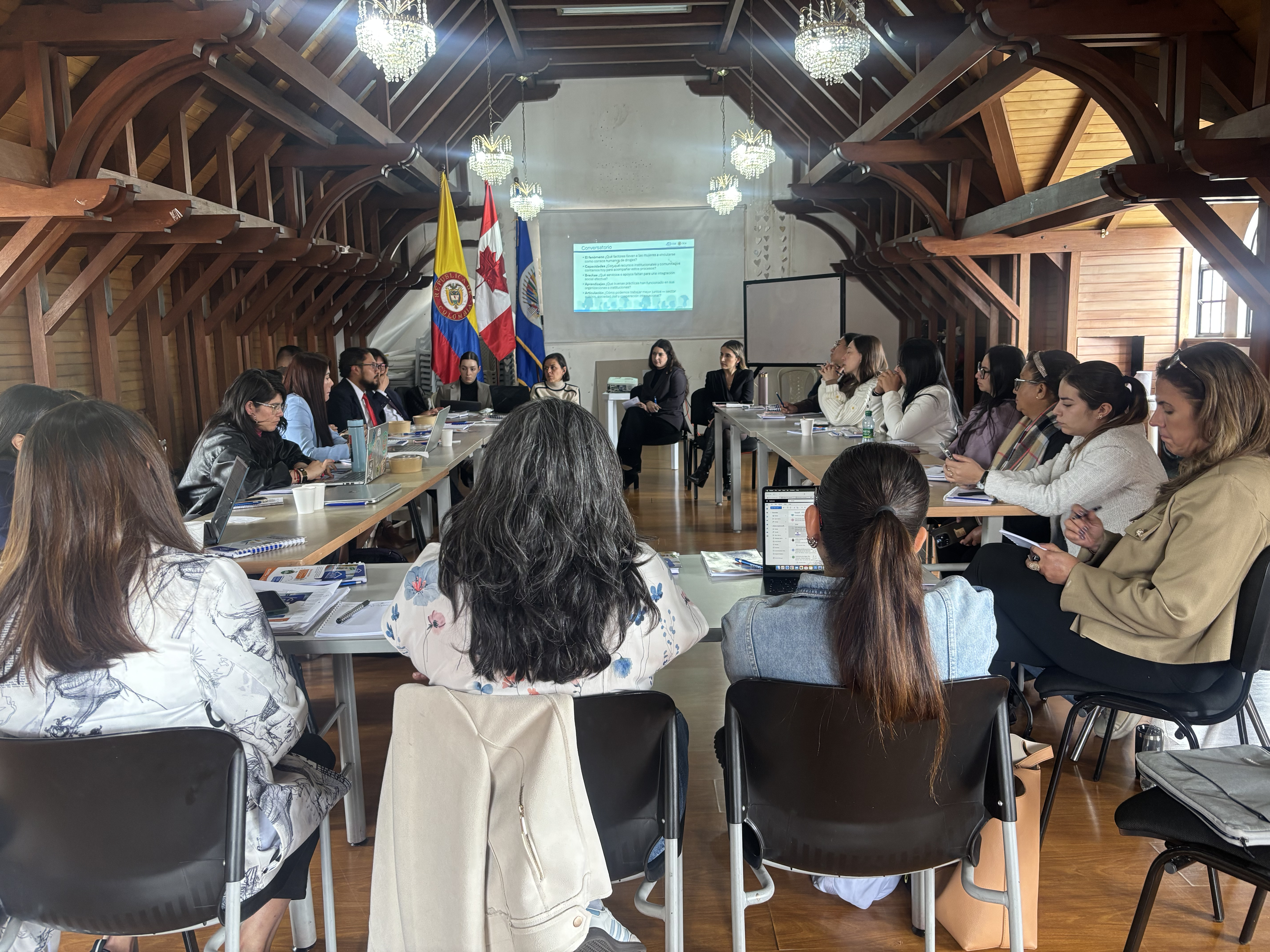 Hombres y mujeres sentados en una reunión