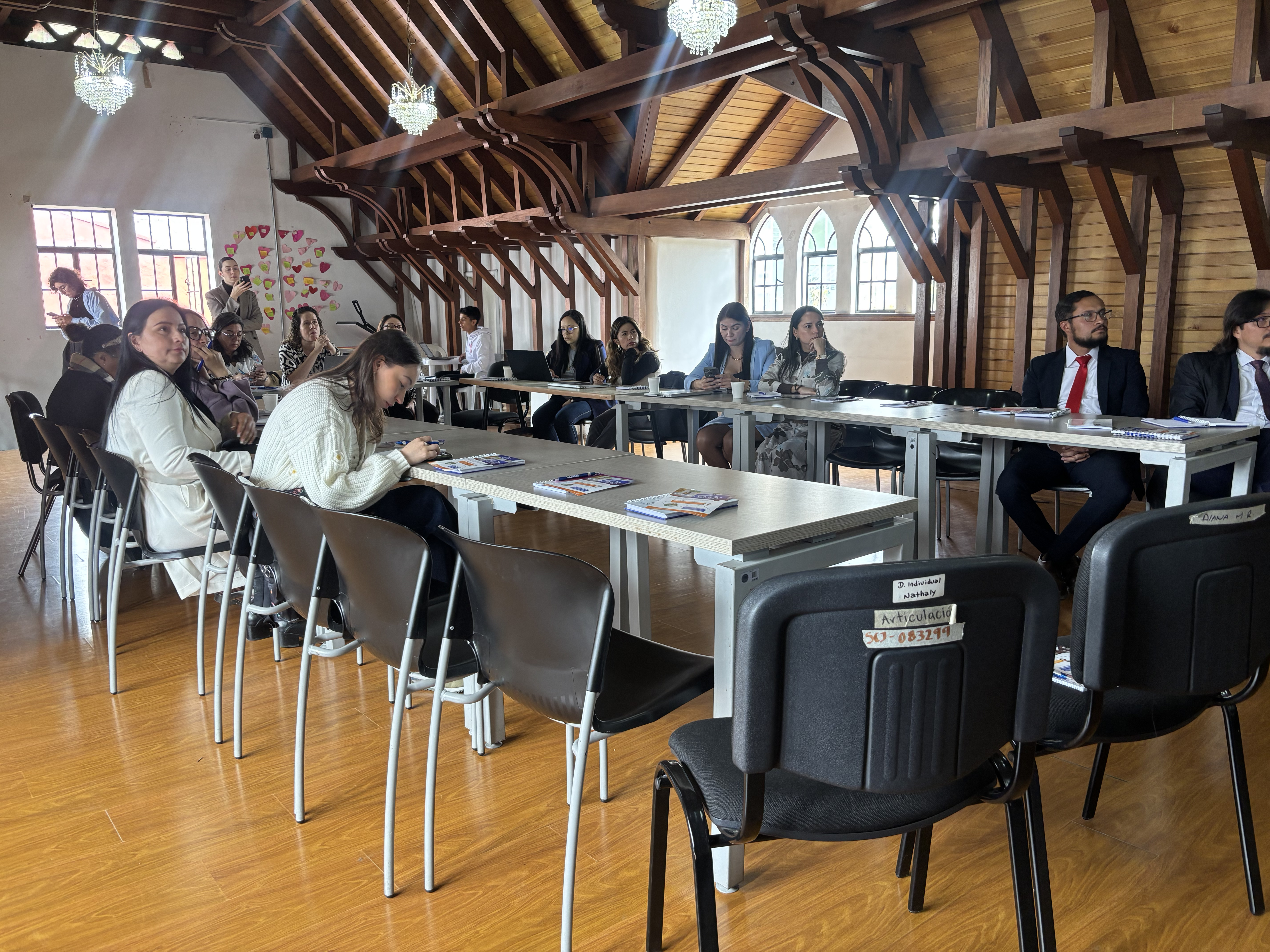 Hombres y mujeres sentados en una reunión