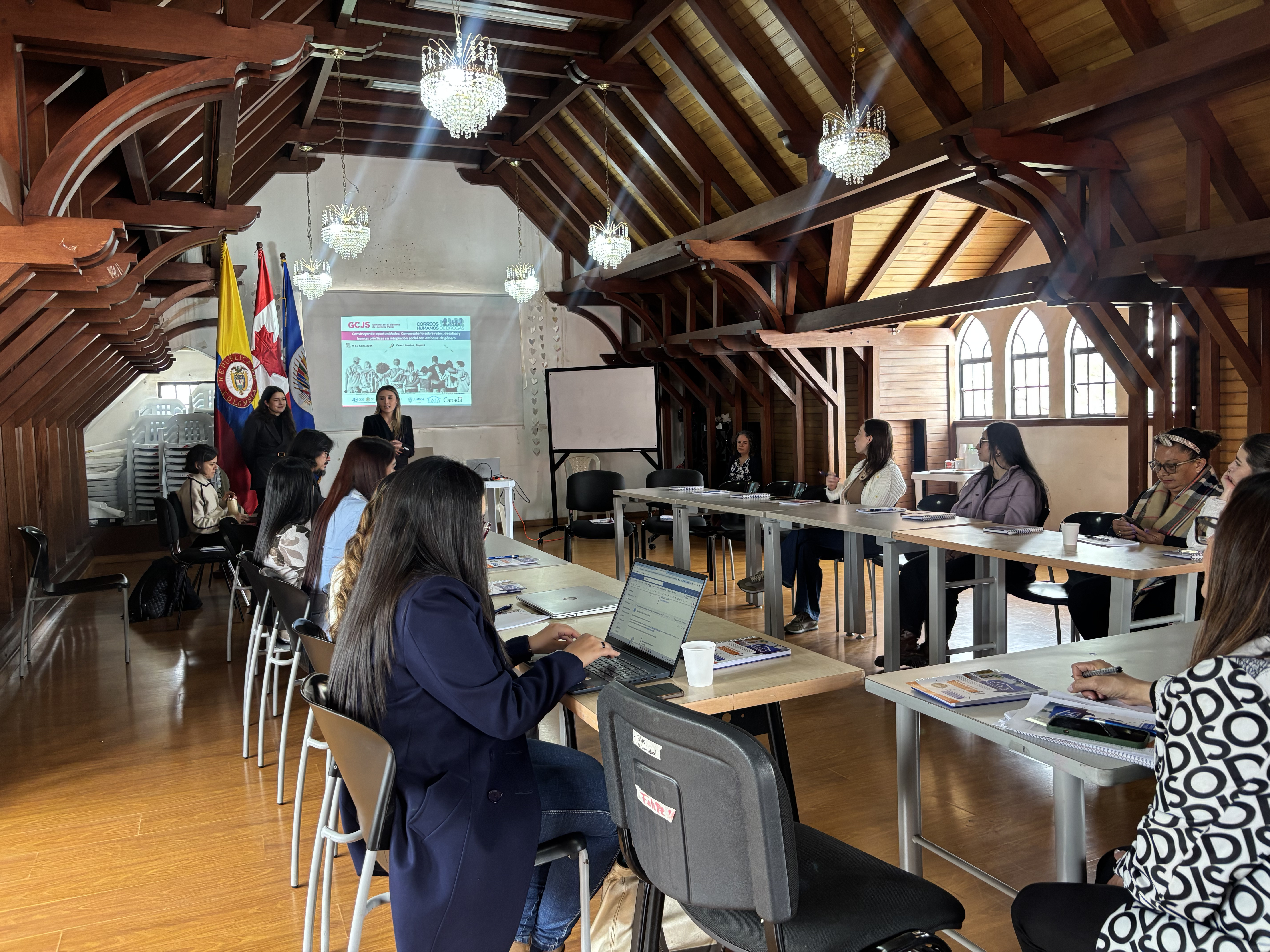 Hombres y mujeres sentados en una reunión