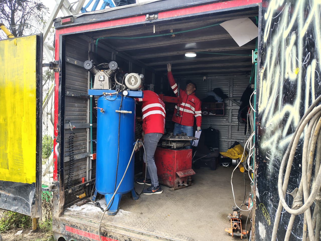 Sellado contenedor acondicionado como montallantas en Fontibón en ofensiva contra los ‘pinchallantas’: se hallaron pitos y taches 