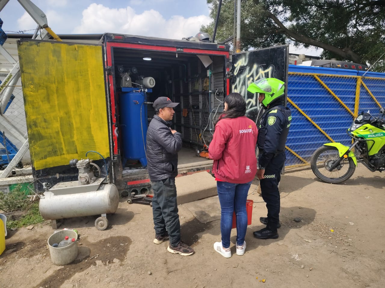 Sellado contenedor acondicionado como montallantas en Fontibón en ofensiva contra los ‘pinchallantas’: se hallaron pitos y taches 