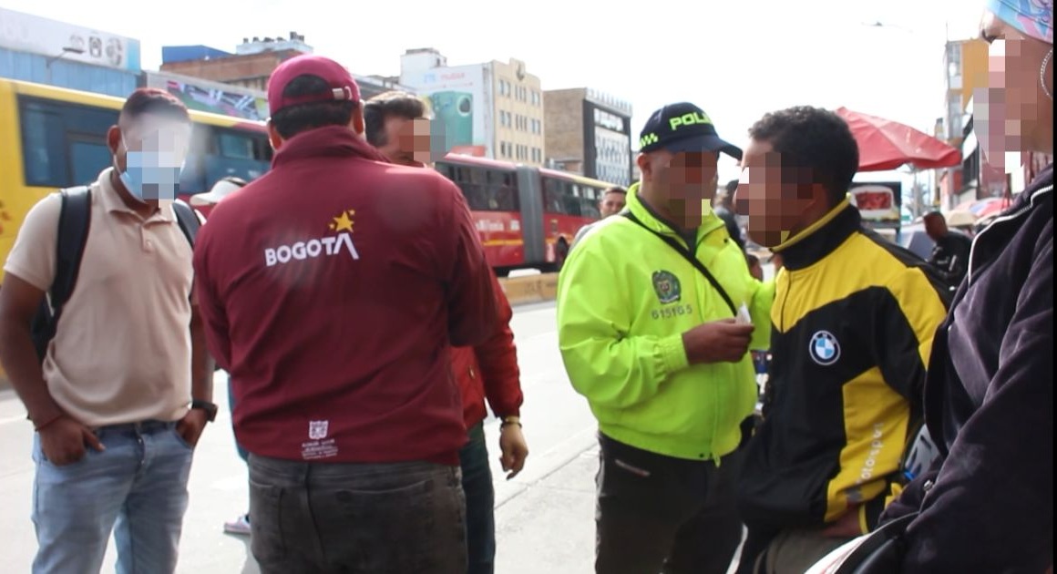 Hombres capturados en vía pública junto a dos policías