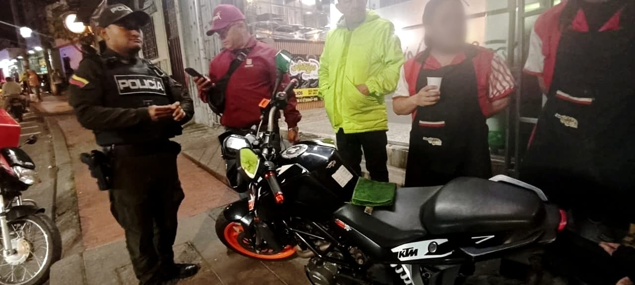 Autoridades incautan moto adulterada y sellan 4 bares en Usaquen por incumplimiento de normas.