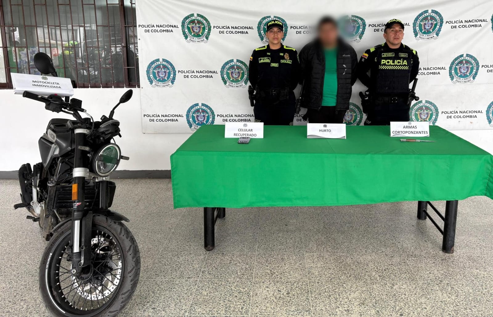 Capturado en Barrios Unidos un motoladrón que usaba identidad falsa y era buscado por homicidio Un hombre capturado junto a dos policías y una moto