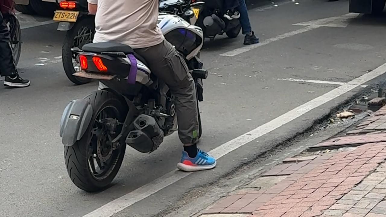Hombre manejando una moto