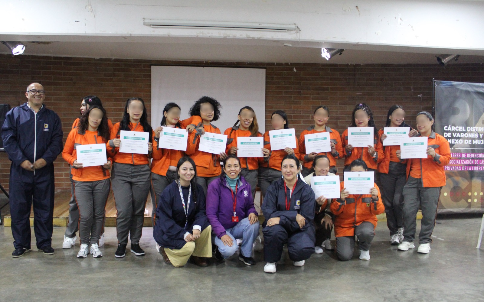 Mujeres con un diploma en la mano