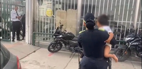 Niño de 2 años fue rescatado tras permanecer solo y encerrado durante 7 horas dentro de un vehículo en La Favorita