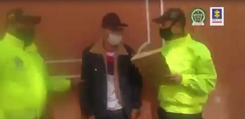 Hombre capturado por dos policías