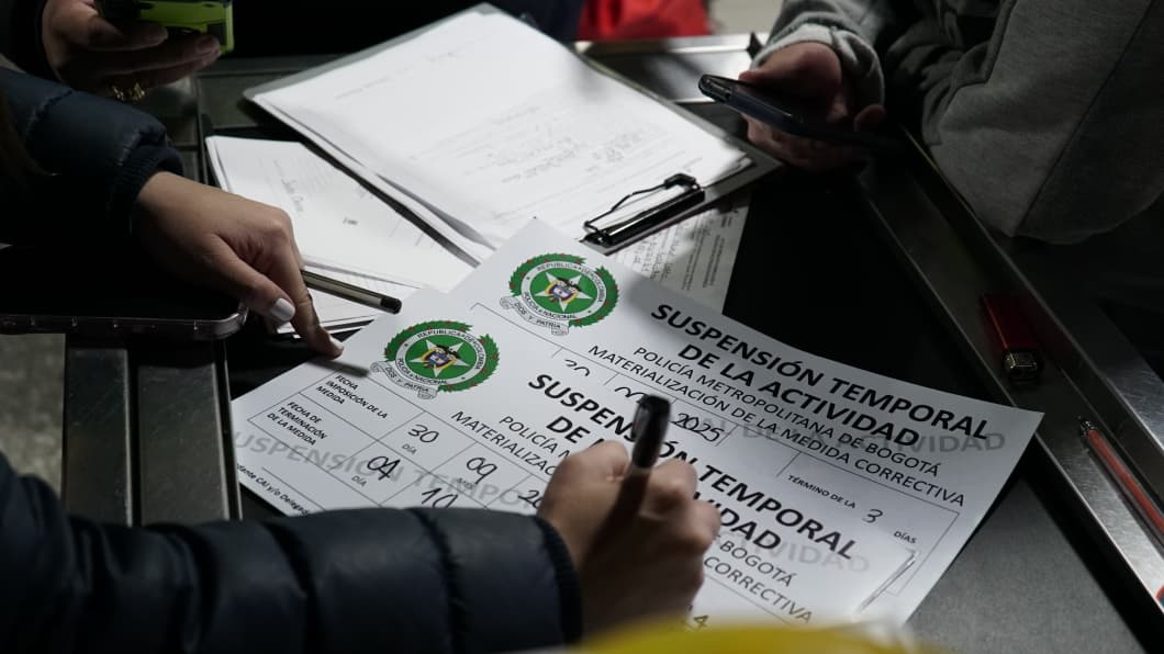 Operativo en El Codito deja bares sellados por vender cerveza vencida y con hongos en los envases Operativo en El Codito deja bares sellados por vender cerveza vencida y con hongos en los envases