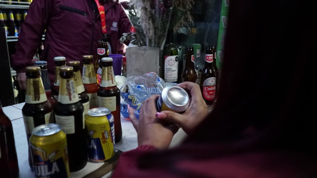 Operativo en El Codito deja bares sellados por vender cerveza vencida y con hongos en los envases Operativo en El Codito deja bares sellados por vender cerveza vencida y con hongos en los envases