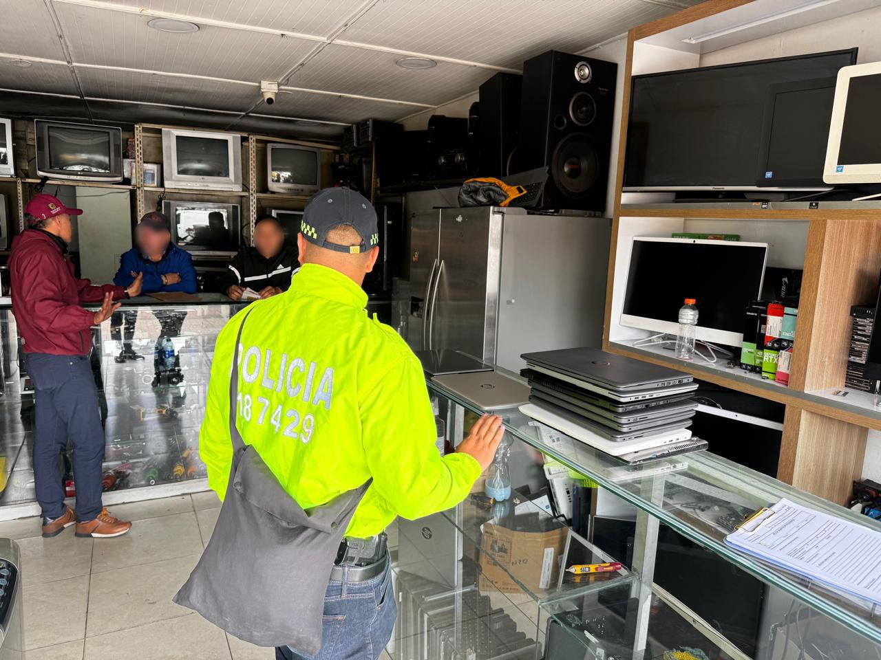 Operativo en casas de empeño en el centro de Bogotá deja varios computadores incautados