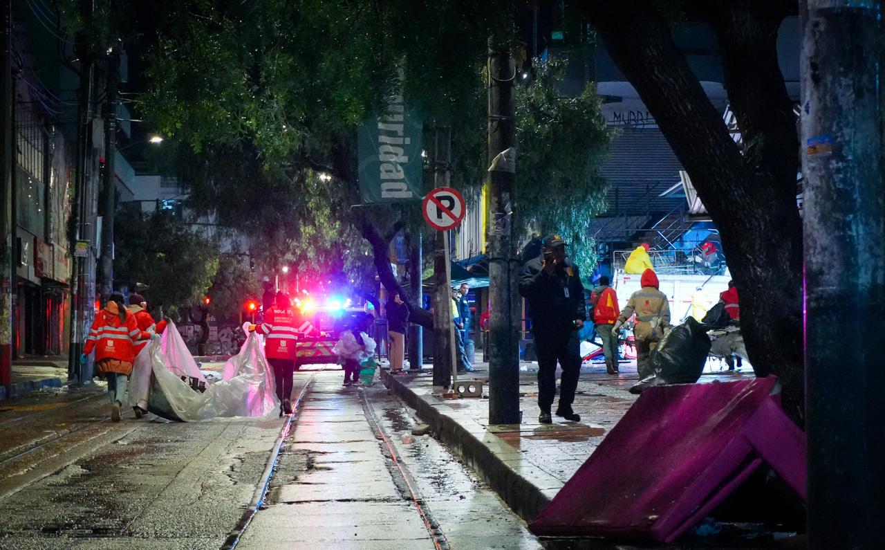 Hombres y mujeres en una calle de Bogotá