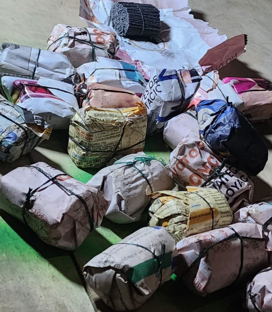 En una labor de inspección, la patrulla ‘Anti-Pólvora’ de la Policía logró incautar 740 kilos de material pirotécnico que estaba siendo transportado de manera irregular en un camión. Los hechos ocurrieron en el barrio La Estancia, en la localidad de Ciudad Bolívar.   A eso de las 8:00 de la noche, los uniformados se encontraban inspeccionando los locales ubicados en la zona y sensibilizando a la comunidad sobre la prohibición de la comercialización de la pólvora, según el Decreto 2174 de 2023. En medio del operativo observaron un camión que tenía señales de material peligroso. Algo que llamó la atención de la Policía.   Y, en efecto, adelantaron la revisión y encontraron cajas y pacas de ‘volcanes’, pacas de ‘bengala’, ‘voladores’, ‘mecha volador’ y otros elementos pirotécnicos que están avaluados en más de 30 millones de pesos.   Durante el proceso de incautación, los dueños de la pólvora discutieron con los uniformados. Sin embargo, la Policía continuó con el procedimiento e impuso el comparendo correspondiente.   El Distrito y la Policía seguirán adelantando la estrategia de seguridad, dignidad y democracia ‘Una Navidad Segura’. Todo con el propósito de evitar que la comunidad se vea afectada por los irresponsables que almacenan y comercializan pólvora.   “Es un material sumamente peligroso, y aglomerado es un riesgo latente. Los irresponsables no miden el riesgo, la más mínima chispa, el más mínimo aumento de temperatura puede hacer que ese material explote. Los que viven al lado de estos irresponsables deben denunciar de manera oportuna, esto puede salvar sus vidas y su patrimonio”, aseguró el secretario de Seguridad, César Restrepo.   La Secretaría también recuerda que puede alertar a la Línea 123 si ve a cualquier sujeto cometiendo este tipo de irregularidades.