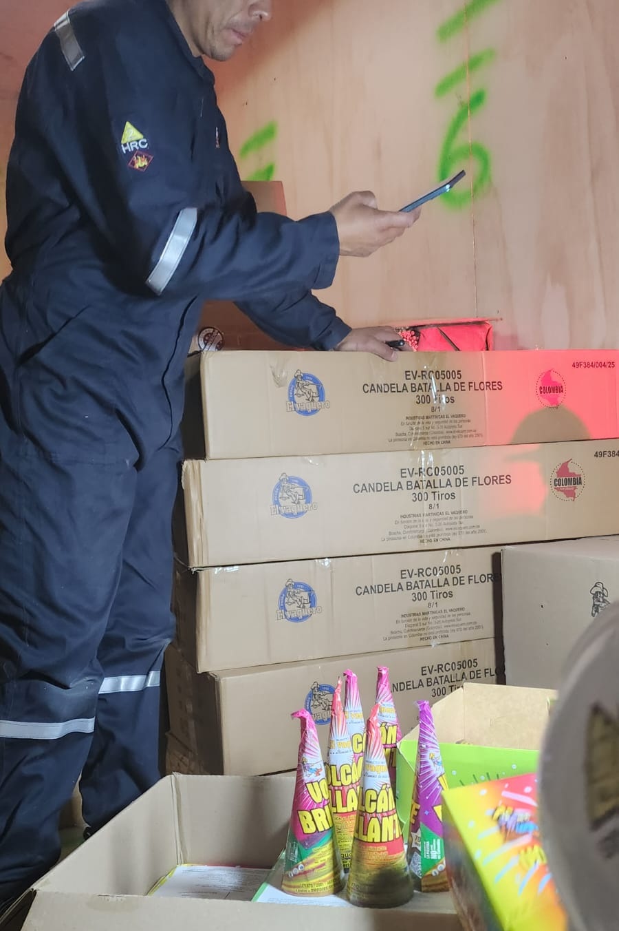 En una labor de inspección, la patrulla ‘Anti-Pólvora’ de la Policía logró incautar 740 kilos de material pirotécnico que estaba siendo transportado de manera irregular en un camión. Los hechos ocurrieron en el barrio La Estancia, en la localidad de Ciudad Bolívar.   A eso de las 8:00 de la noche, los uniformados se encontraban inspeccionando los locales ubicados en la zona y sensibilizando a la comunidad sobre la prohibición de la comercialización de la pólvora, según el Decreto 2174 de 2023. En medio del operativo observaron un camión que tenía señales de material peligroso. Algo que llamó la atención de la Policía.   Y, en efecto, adelantaron la revisión y encontraron cajas y pacas de ‘volcanes’, pacas de ‘bengala’, ‘voladores’, ‘mecha volador’ y otros elementos pirotécnicos que están avaluados en más de 30 millones de pesos.   Durante el proceso de incautación, los dueños de la pólvora discutieron con los uniformados. Sin embargo, la Policía continuó con el procedimiento e impuso el comparendo correspondiente.   El Distrito y la Policía seguirán adelantando la estrategia de seguridad, dignidad y democracia ‘Una Navidad Segura’. Todo con el propósito de evitar que la comunidad se vea afectada por los irresponsables que almacenan y comercializan pólvora.   “Es un material sumamente peligroso, y aglomerado es un riesgo latente. Los irresponsables no miden el riesgo, la más mínima chispa, el más mínimo aumento de temperatura puede hacer que ese material explote. Los que viven al lado de estos irresponsables deben denunciar de manera oportuna, esto puede salvar sus vidas y su patrimonio”, aseguró el secretario de Seguridad, César Restrepo.   La Secretaría también recuerda que puede alertar a la Línea 123 si ve a cualquier sujeto cometiendo este tipo de irregularidades.